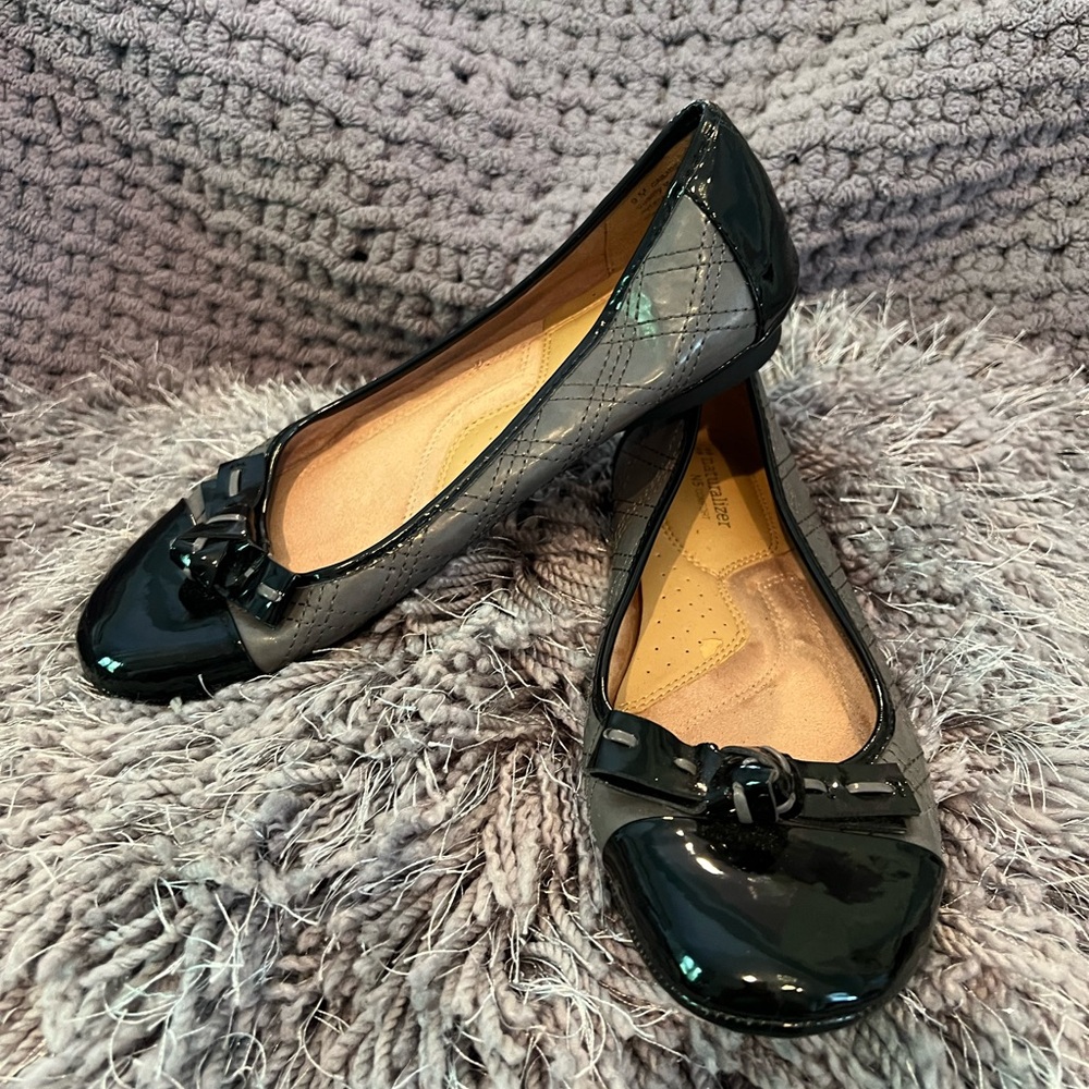 NWOT Naturalizer Women’s Flat Shoes Size 9